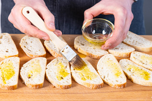 Ciabatta mit Olivenöl bestreichen