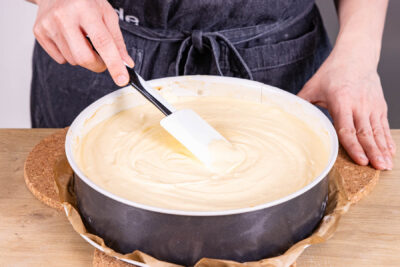 Käsekuchenmasse verteilen