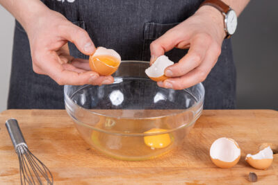 Eier aufschlagen