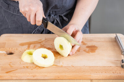 Äpfel in Scheiben schneiden