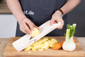 Kartoffeln in Scheiben hobeln