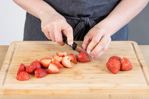 Erdbeeren halbieren