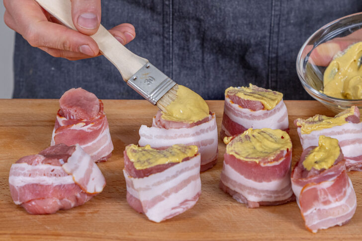 Fleisch mit Senf einstreichen