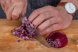 Zwiebel würfeln