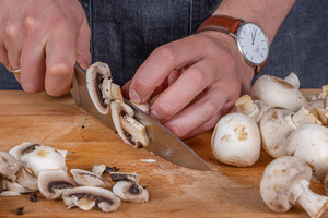 Champignon in Scheiben schneiden