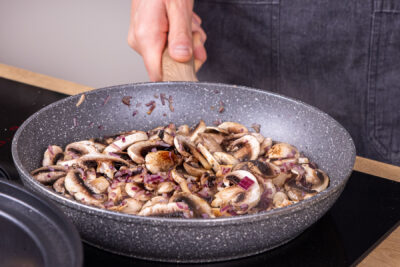 Zwiebel und Pilze anbraten