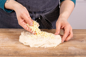 Käse unter Hefeteig kneten