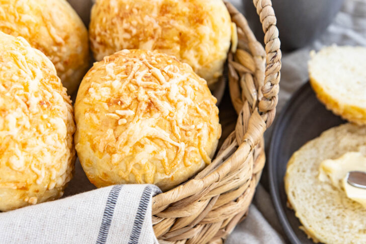 Fluffige Käsebrötchen: schnell & einfach