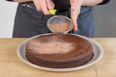 Französische Schokotarte bestäuben