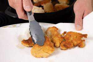 Gebackenes Kalbsbries abtupfen