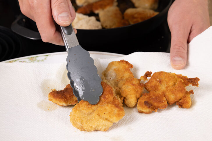 Gebackenes Kalbsbries abtupfen