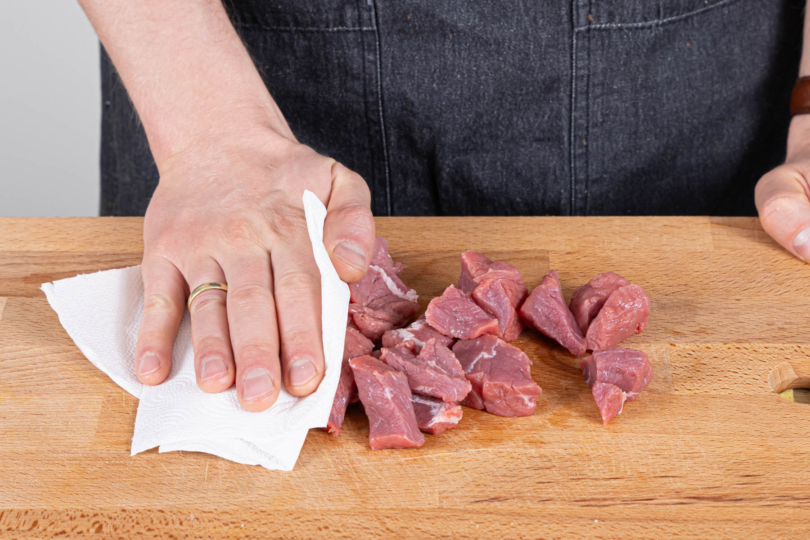 Rindfleisch abtupfen und in Stücke schneiden