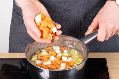 Gemüsewürfel mit kochen