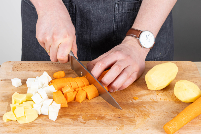 Sellerie, Karotten und Kartoffeln schälen und klein schneiden
