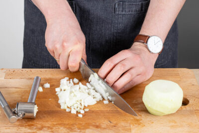Zwiebeln und Kohlrabi würfeln