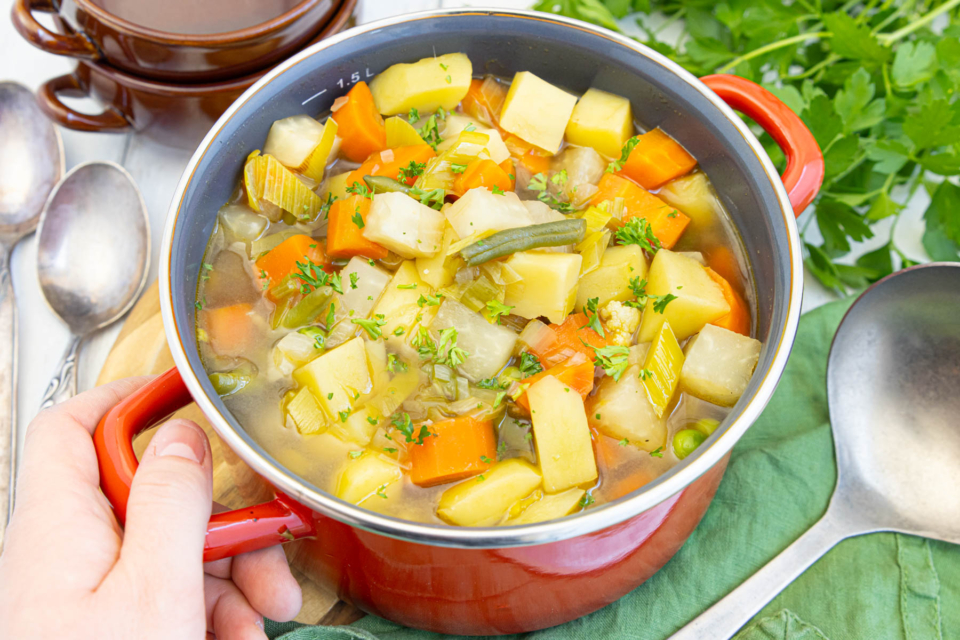 Vegetarischer Eintopf: Leckere Gemüsevielfalt in einem Topf Vegetarischer Eintopf: Leckere Gemüsevielfalt in einem Topf
