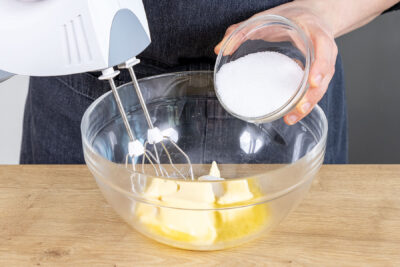 Zucker zur Butter geben