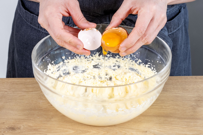 Ei zur aufgeschlagenen Butter geben