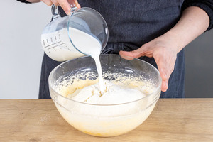 Milch zum glutenfreien Waffelteig gießen