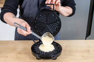 glutenfreien Waffelteig ins Waffeleisen geben