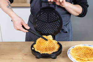 glutenfreie Waffel aus dem Waffeleisen nehmen