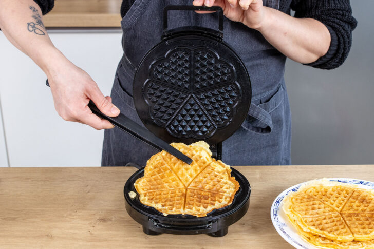 glutenfreie Waffel aus dem Waffeleisen nehmen
