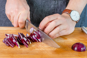 Zwiebel in Streifen schneiden