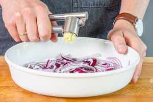 Knoblauch pressen