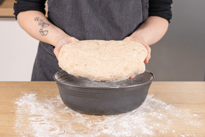 Haferbrot in die Form geben