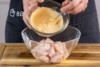Hähnchen mit Marinade vermischen