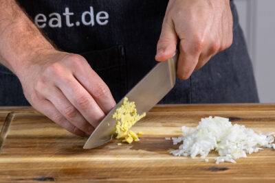 Ingwer fein schneiden