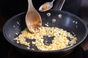Garam Masala in Pfanne geben