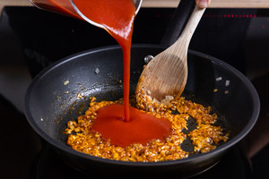 passierte Tomaten dazugeben
