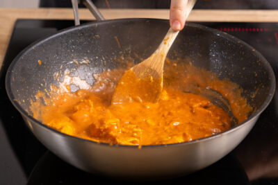 indisches Butter Chicken köcheln lassen