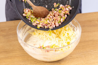 Käse, Schinken und Frühlingszwiebel in den Teig geben