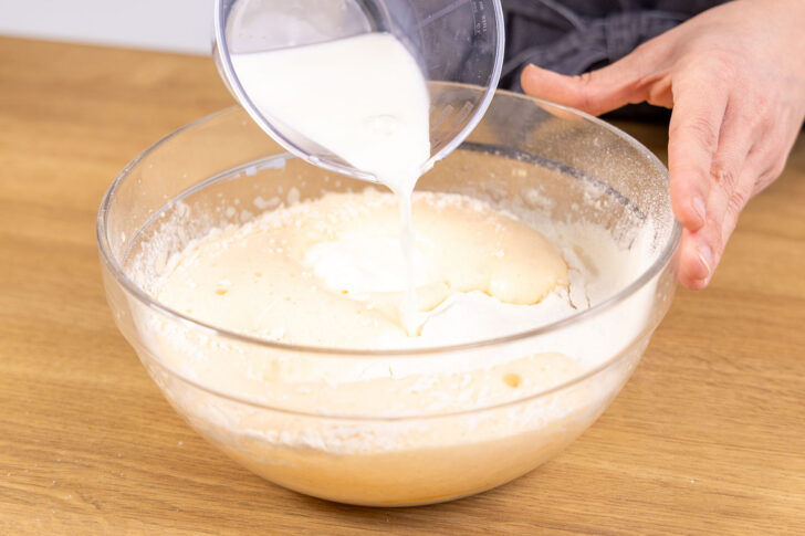 Milch zum Teig gießen