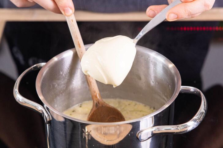 Schmelzkäse dazugeben