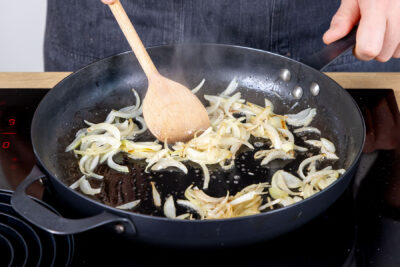 Zwiebelsteifen anbraten