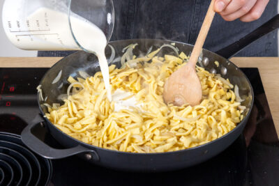 Sahne zu den Spätzle geben