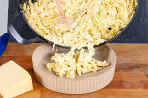 Käsespätzle in die Auflaufform geben