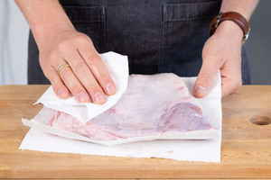 Das Kalbfleisch abtupfen