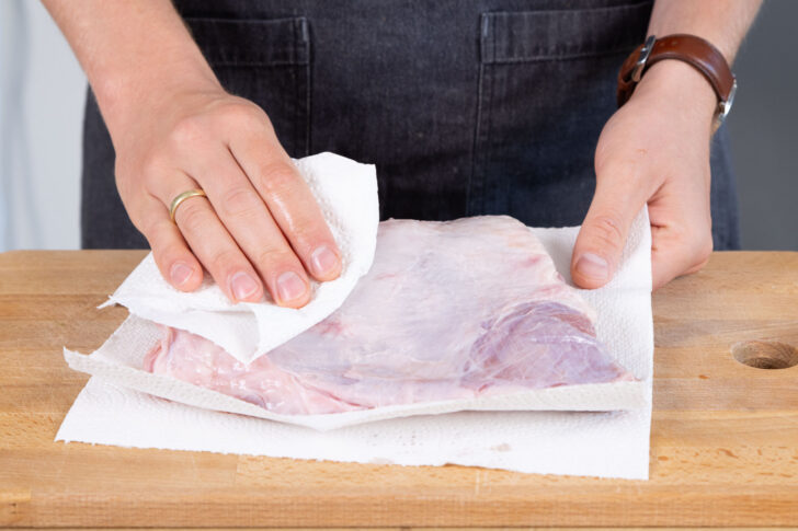 Das Kalbfleisch abtupfen