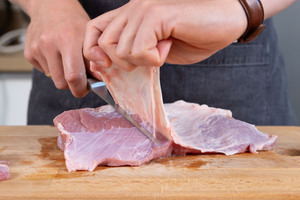 Das Kalbfleisch parieren.