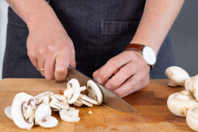 Champignons in feine Streifen schneiden.
