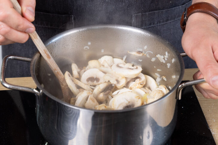 Champignons anbraten.
