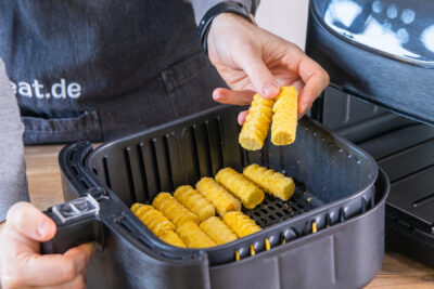 Kroketten in die Fritteuse geben