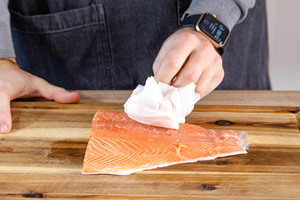 Lachs trocken tupfen