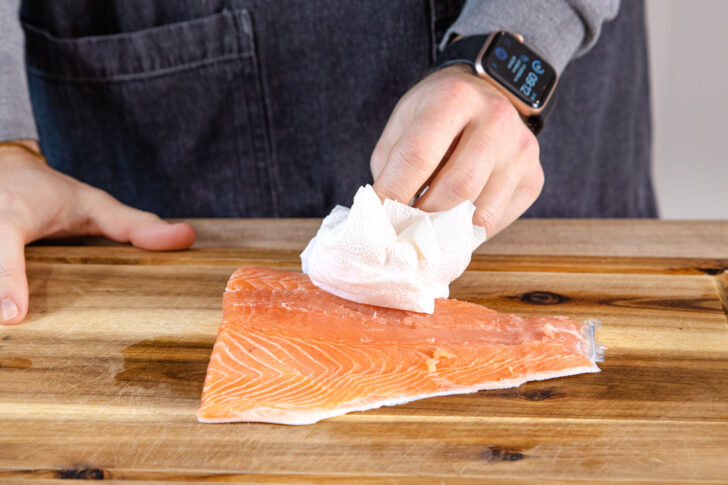 Lachs trocken tupfen