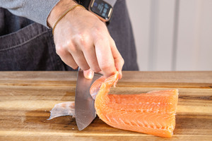 Haut vom Lachs trennen
