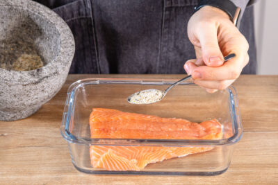 Gewürzmischung über dem Lachs verteilen